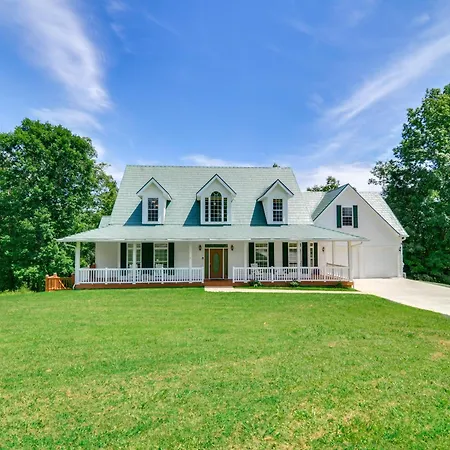 Lake Cumberland Retreat With Deck And Views!